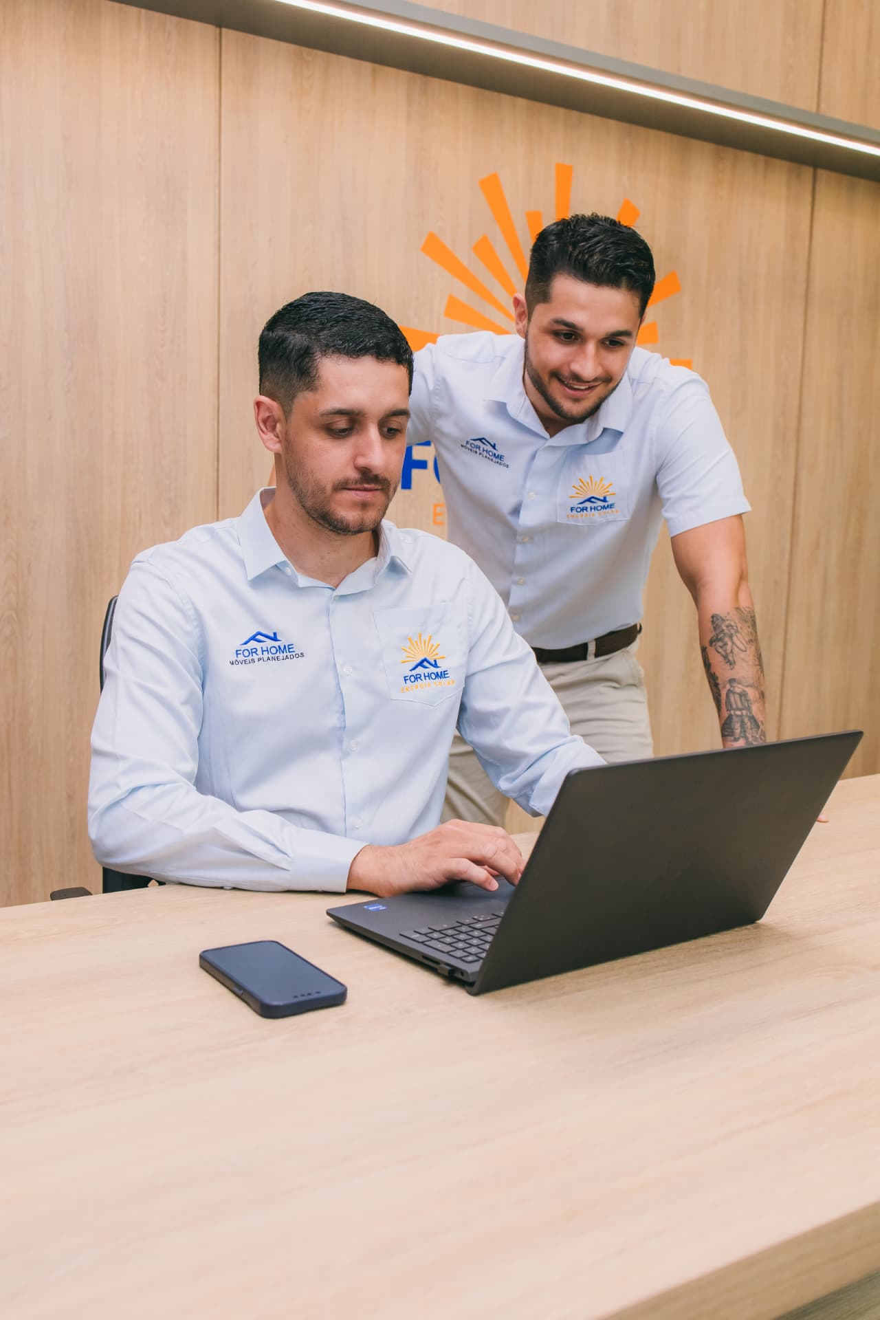Gabriel Teixeira e Fernando, proprietários da For Home, trabalhando juntos no escritório em Dourados MS